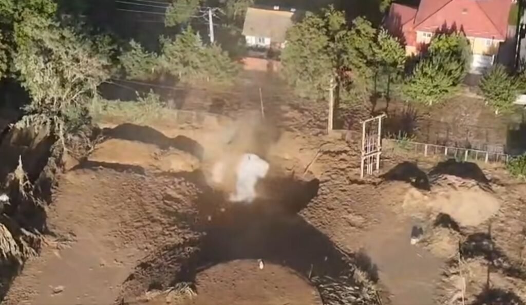 Alertă la Amara, Ialomița, după descoperirea unei pungi de gaze. Zeci de persoane evacuate, crater de 50 de metri format în oraș (Video)