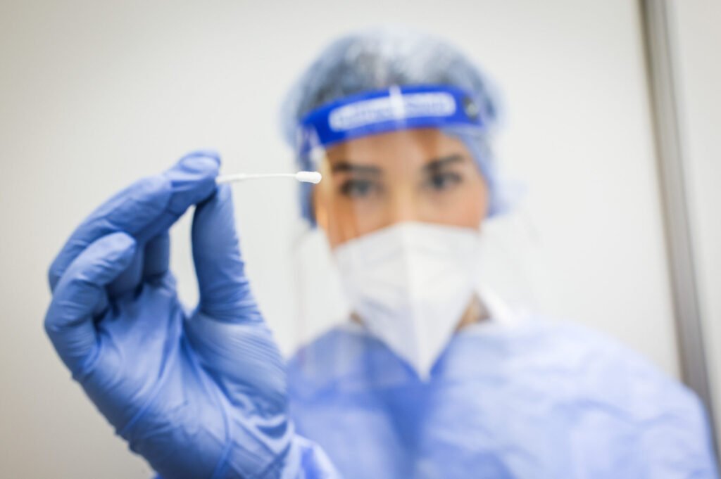 Creștere cu 87,2% a numărului de persoane infectate cu Covid în ultima săptămână