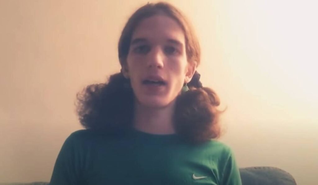 Tânărul Westman cu părul prins în două cozi în timp ce vorbește în fața camerei, înainte de atacul din Minneapolis