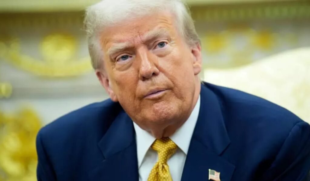 Donald Trump, președintele SUA, îmbrăcat în costum albastru închis, cravată galbenă și cămașă albă