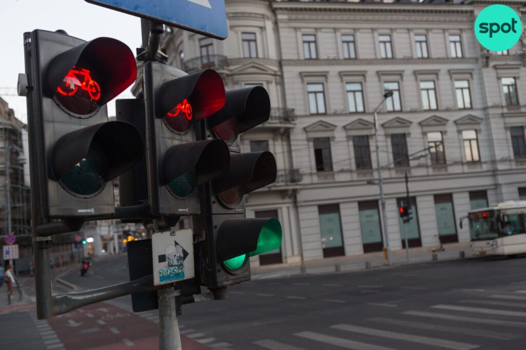 Exclusiv Compania municipală de semafoare bate pasul pe loc de 4 ani. Cum s-a trezit cu un director al nimănui, jucător de poker și sponsor al lui George Simion