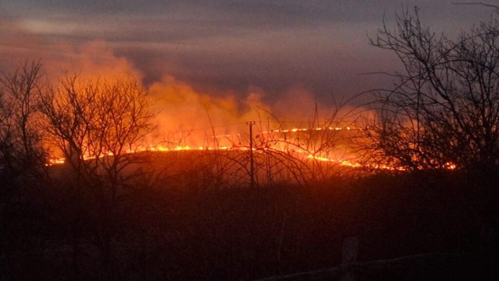 Incendiu de vegeație în Hunedoara. Mânăstirea Măgura, în pericol să fie cuprinsă de flăcări