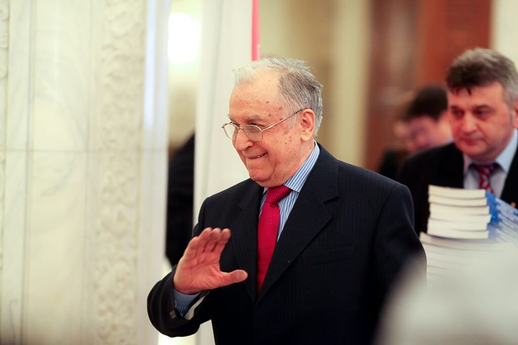Fostul presedinte Ion Iliescu pleaca dupa ce a participat la sedinta Comitetului Executiv National (CExN) al PSD, la Palatul Parlamentului, in Bucuresti, joi, 6 februarie 2014