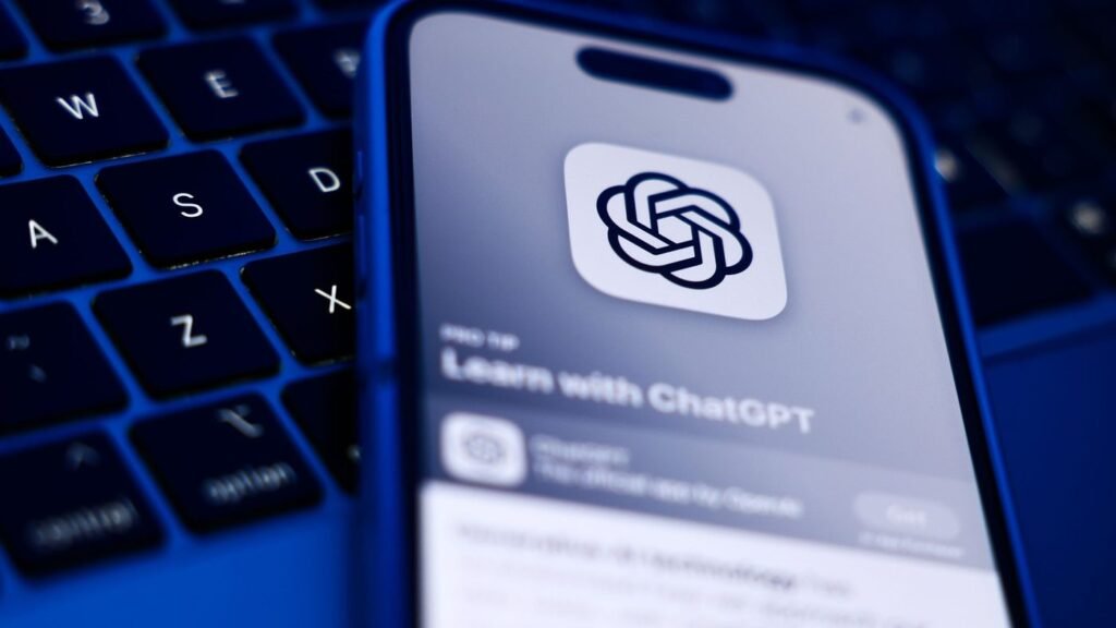 logo aplicatie chatgpt afisata pe ecranul unui telefon mobil