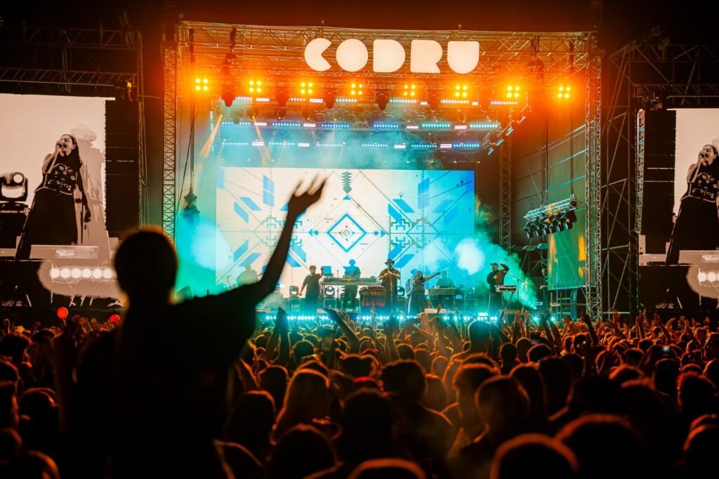 Peste 30.000 de iubitori ai muzicii s-au bucurat de concerte în prima zi la CODRU Festival