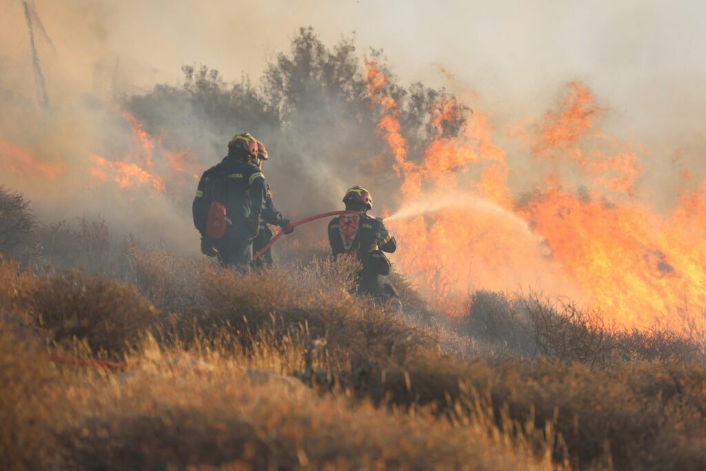 Pompierii români intervin în Grecia pentru stingerea unui incendiu de vegetație lângă Atena