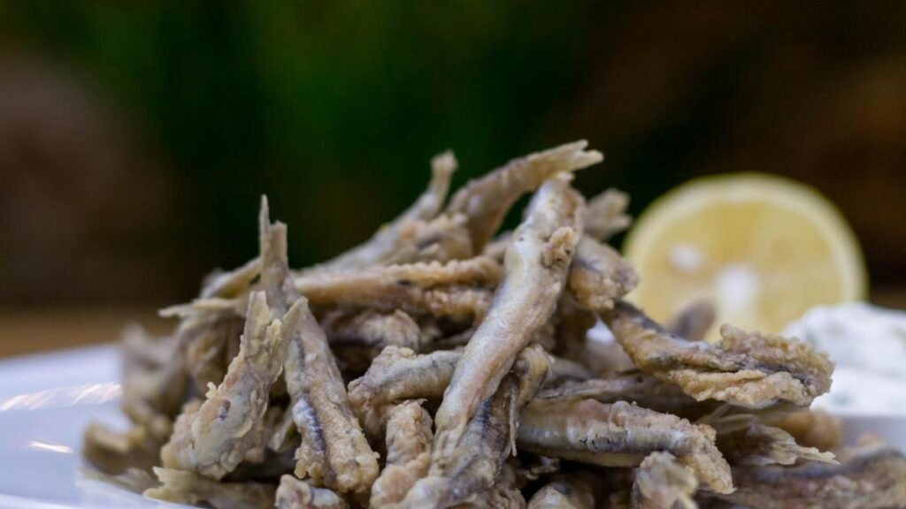 Prețuri pe lioral, 2025. Cât costă o porție de hamsii cu mămăligă sau cartofi în Mamaia