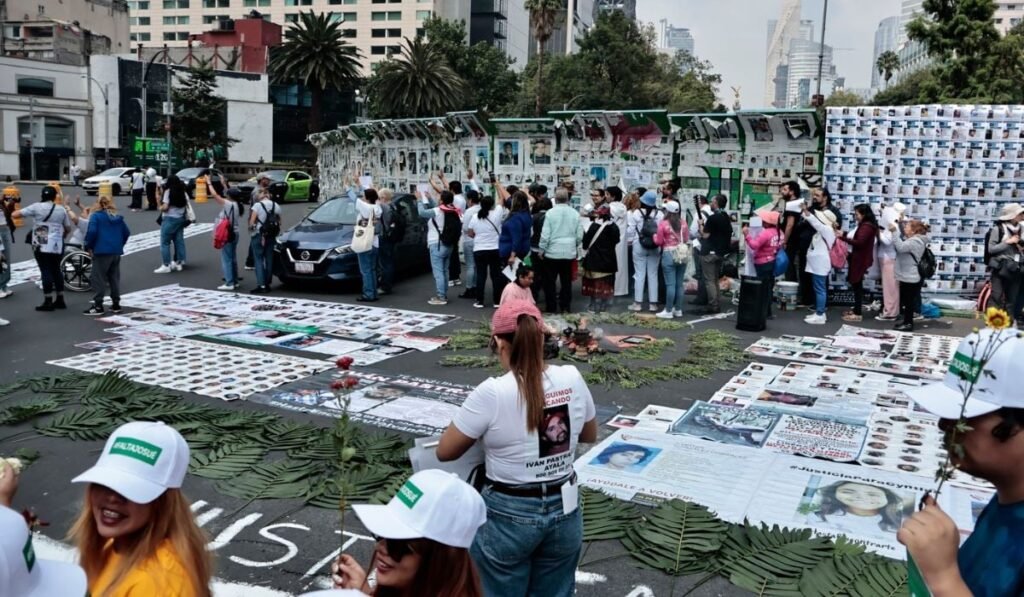 Proteste anti-droguri în tot Mexicul. 130.000 de oameni au dispărut, răpiți de traficanți, mai mult decât în toate războaiele Pentru a comemora Ziua Internațională a Victimelor Disparițiilor Forțate, un grup de echipe de căutare s-a adunat la Glorieta de las y los Desaparecidos (Glorieta celor dispăruți) din Mexico City. În timpul acestei manifestații, au curățat peretele care acoperă sensul giratoriu pentru a afișa mai multe afișe cu personele dispărute, 31 august 2025