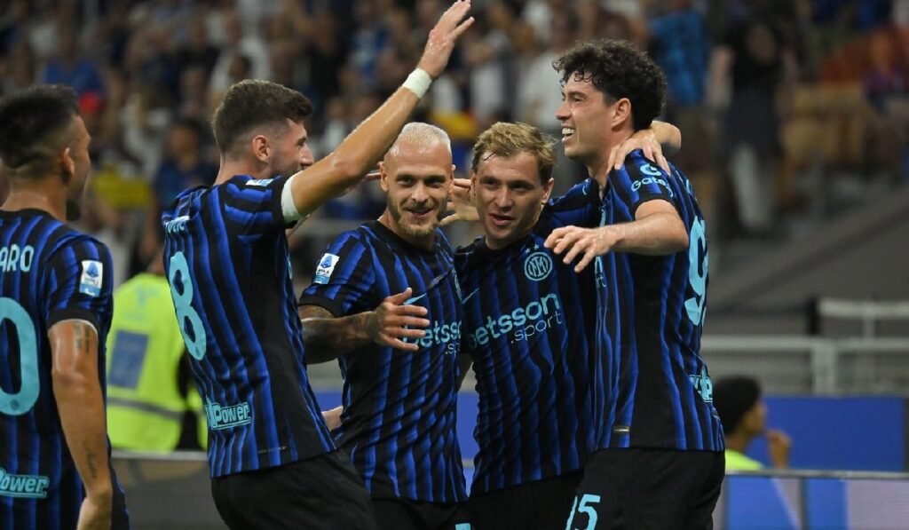 Start fabulos pentru Inter. Chivu strălucește în victoria zdrobitoare cu Torino Jucătorii lui Inter Milano sărbătoresc împreună un gol pe stadion, îmbrăcați în echipamentul lor albastru-negru.