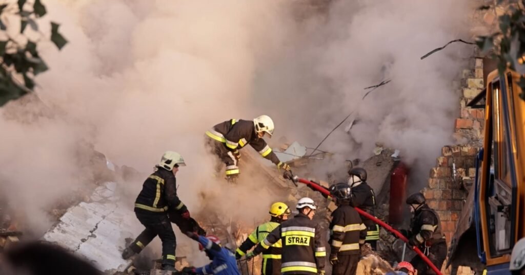 Supraviețuitorii atacului Rusiei asupra Kievului fac ordine în urma dezastrului