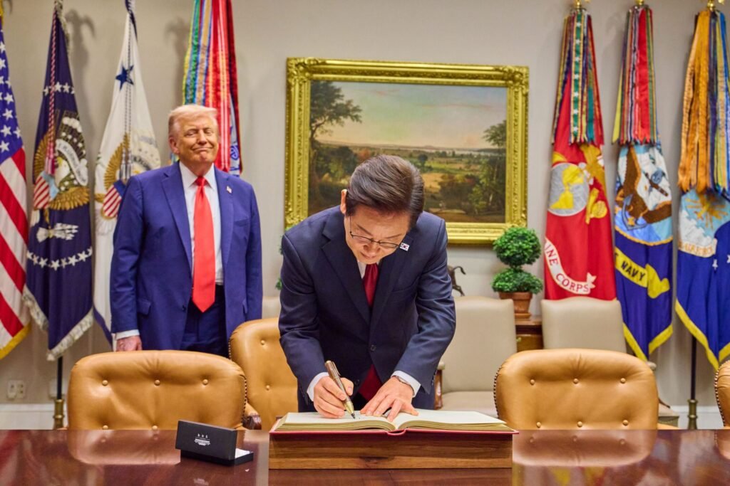 Trump amenință Beijingul: Dacă vreau, pot distruge China. Ce cere în schimb ca să nu aplice tarife de 200%