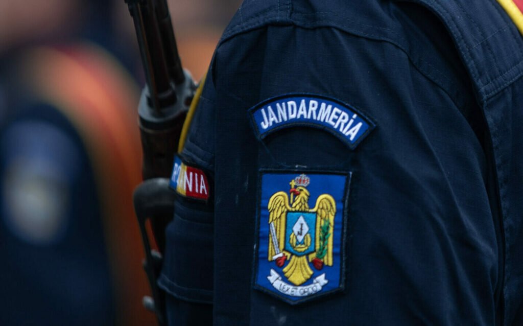 Un jandarm din Vaslui a salvat un muncitor nepalez prăbuşit pe marginea drumului Un jandarm din Vaslui a salvat un muncitor nepalez prăbuşit pe marginea drumului