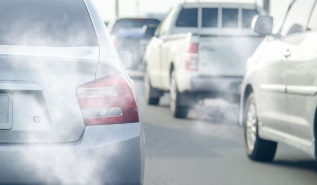 renunțarea la mașinile pe benzină și motorină nu mai e realistă, industria auto riscă să slăbească Dieselgate - Mașini care scot fum negru în timp ce se deplasează pe șosea