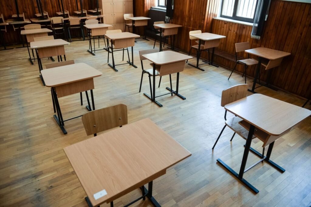 Pupitrele si scaunele dintr- o sala de clasa a Colegiului National Sf. Sava din Bucuresti, marti 1 septembrie 2020.