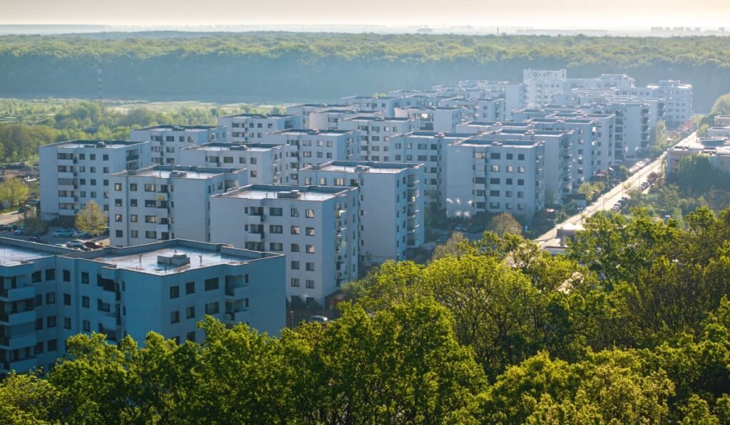 Cartierul Greenfield din București. În fotografie, mai multe blocuri înconjurate de copaci.