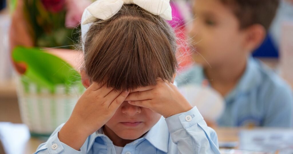 Câte școli au fost afectate de boicotul profesorilor, potrivit Ministerului Educației AUR vrea ca elevii și profesorii să cânte imnul și să recite „Tatăl nostru” la începutul cursurilor. Ce se întâmplă cu cei care refuză