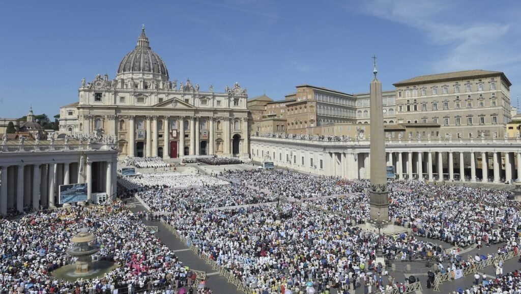 Mulțimea adunată la sanctificarea adolescentului italian Carlo Acutis Foto: Profimedia