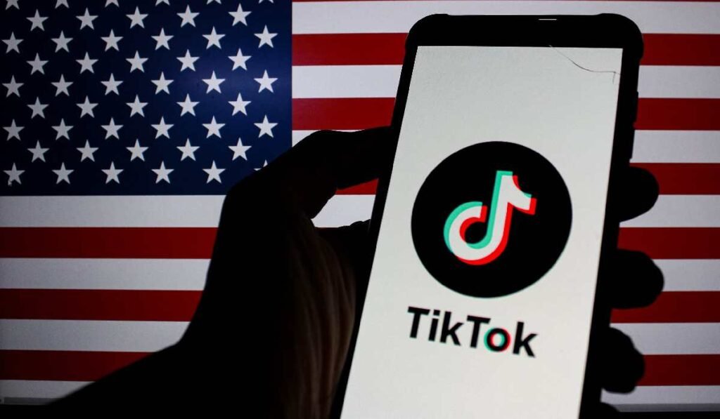 Sigla TikTok este afișată pe un smartphone cu steagul Americii în fundal.