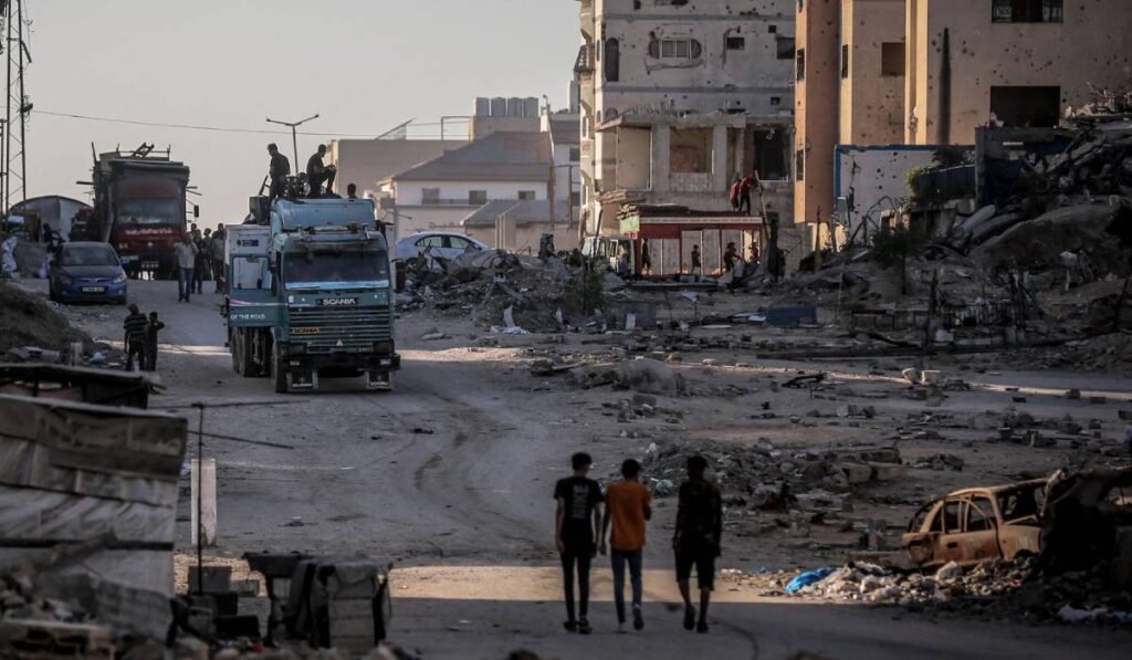 Civili din Gaza, pe străzile din oraș, pe lângă clădirile dărâmate după cel mai recent atac al Israelului