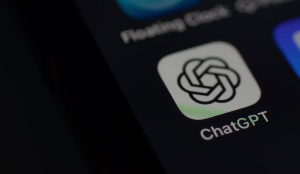 ChatGPT a picat peste tot în lume Iconița aplicației ChatGPT pe fundalul negru al ecranului unui telefon mobil.