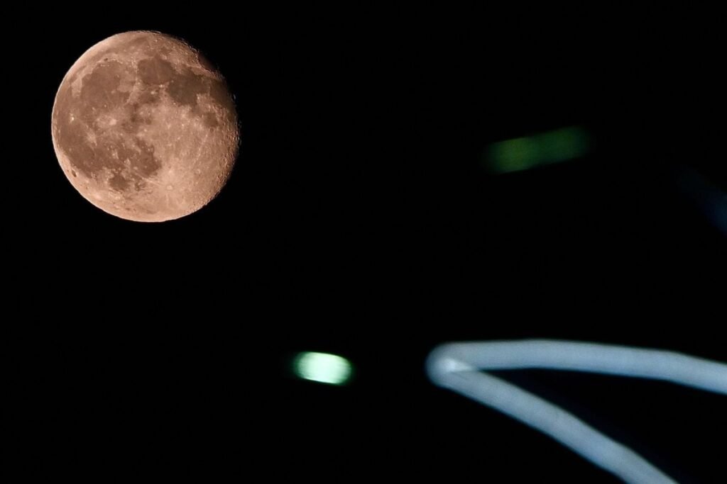 Luna plină apare pe cer alături de semiluna și stelele care luminează în Duzce, Turkiye, pe 9 septembrie 2025.