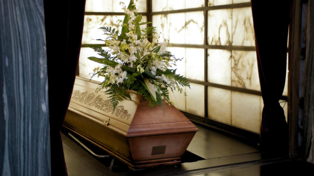 Coroanele funerare, interzise în mai multe orașe. Reguli și sancțiuni