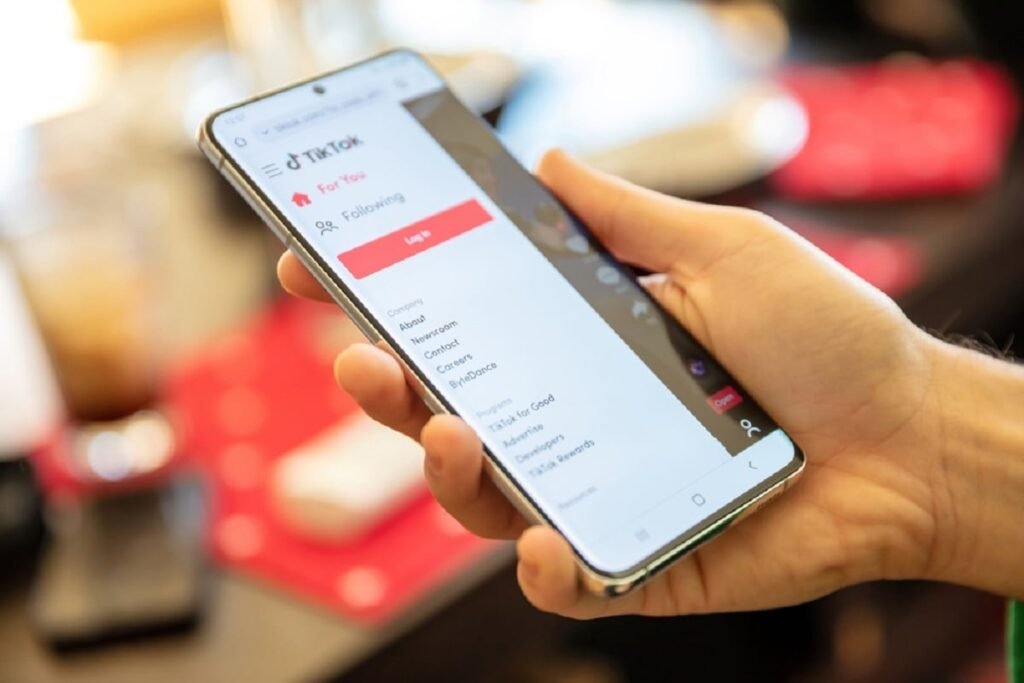 Cum să îţi ştergi contul de TikTok Cum să îţi ştergi contul de TikTok - Imagine cu un smartphone care afisează pagina de logare pe aplicaţia tTktok