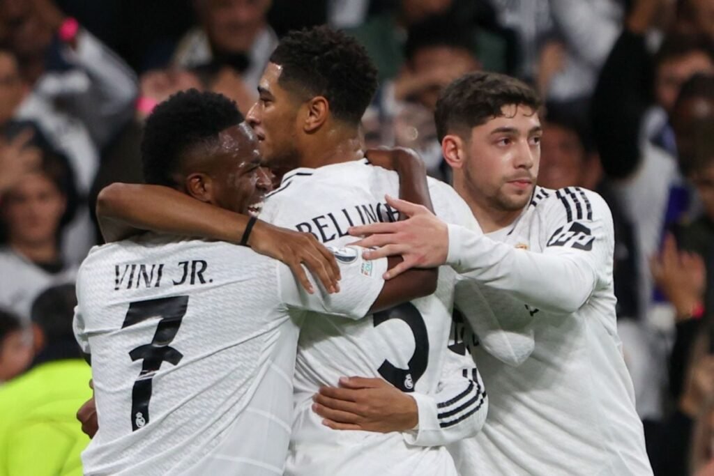 De ce nu vor juca Vinicius Junior, Jude Bellingham și Antonio Rudiger în meciul Real Madrid Vinicius, Bellingham și Valdevde se îmbățișrează după un gol marcat de Real Madrid într-un meci cu Salzburd din Liga Campionilor, ianuarie 2025