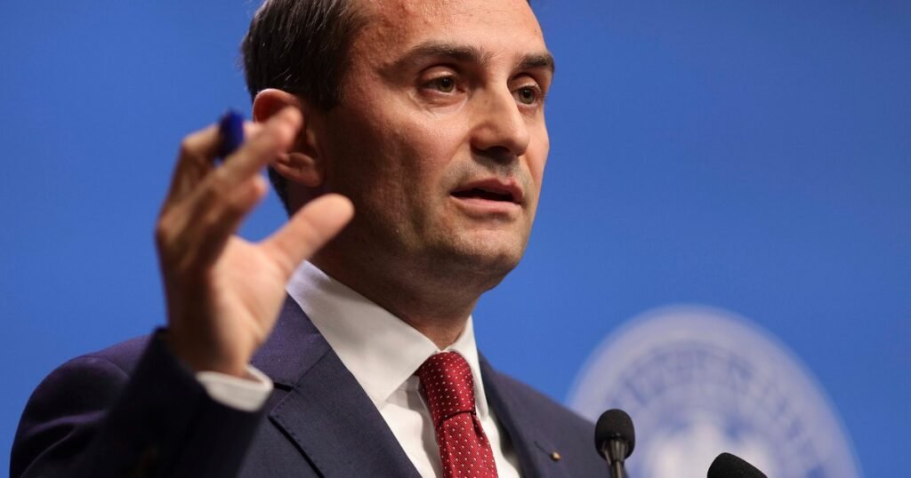 Demnitarii din Guvern rămân fără șofer personal. Cât a economisit Executivul după limitarea privilegiilor