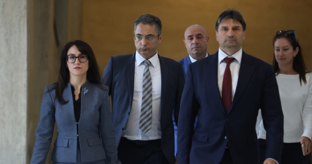 Doi angajați ai agenției bulgare de transporturi, arestați după ce ar fi cerut mită șoferilor camioanelor de concert ale lui Robbie Williams