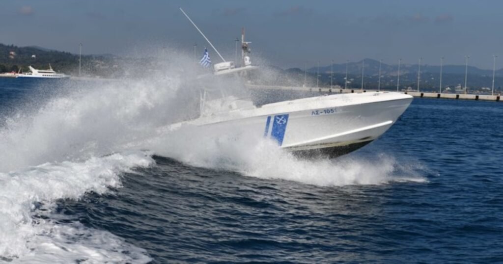 Doi români, arestați pentru suspiciune de spionaj, în Grecia, după ce au pozat cea mai mare bază a Marinei elene