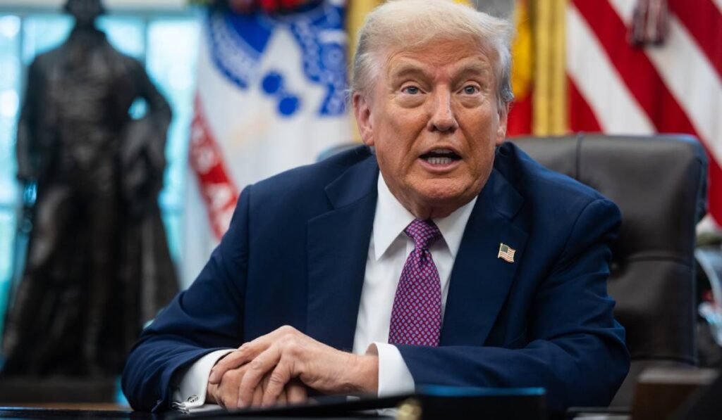 Donald Trump ia în calcul lovituri militare pe teritoriul Venezuelei. Cum vrea președintele american să rezolve problema cartelurilor de droguri Președintele american Donald Trump, la biroul său de la Casa Albă în timp ce ține furios un discurs