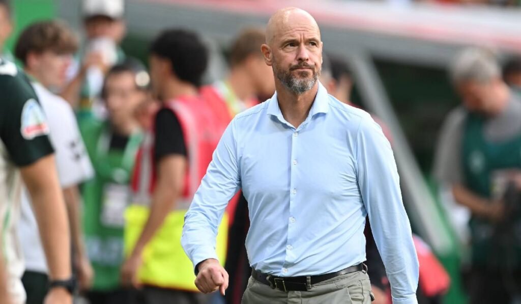 Erik ten Hag, demis de la Bayer Leverkusen, după doar trei meciuri: „dureros dar necesar” Antrenorul Bayer Leverkusen, Erik ten Hag, se îndreaptă spre vestiar supărat în timpul meciului de fotbal din Bundesliga germană dintre Werder Bremen și Bayer Leverkusen de la Weserstadion.
