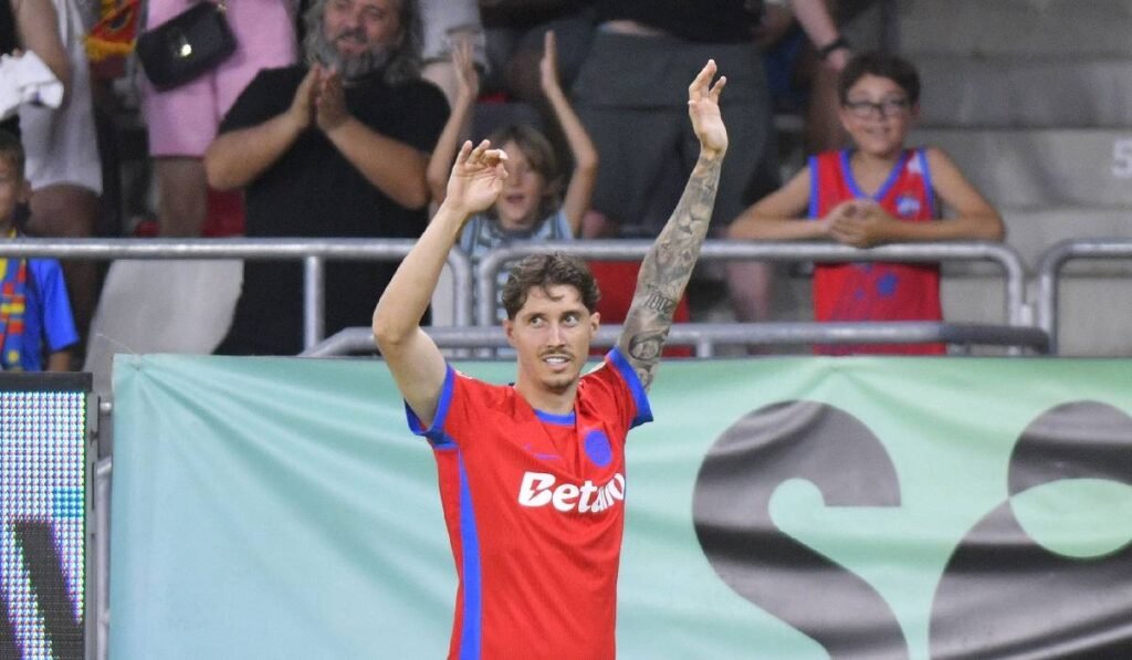 În imagine, David Miculescu, îmbrăcat într-un tricou FCSB se bucură de succesul echipei