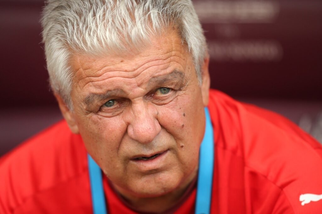 Florin Marin, îmbrăcat într-un tricou roșu, uitându-se în spre camera foto