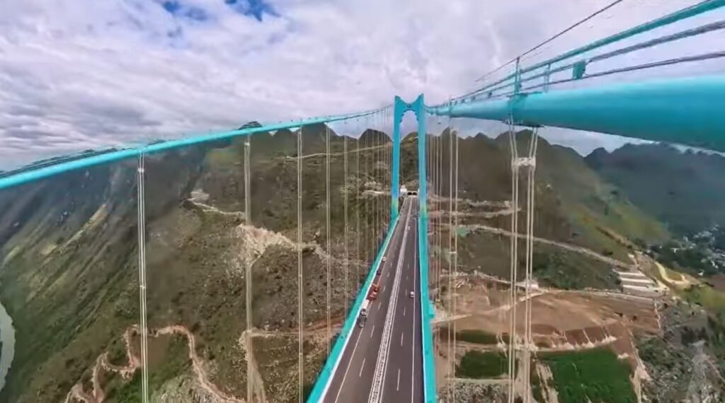 Imagini amețitoare de pe cel mai înalt pod din lume. Traversează o vale adâncă de sute de metri (Video)