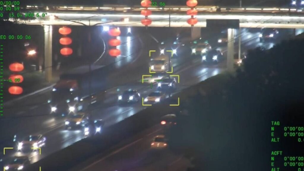 Imagini din dronă stârnesc speculații despre sprijinul direct al Chinei pentru războiul Rusiei din Ucraina Imagini cu mai multe mașini care circulă pe autostradă, în China.