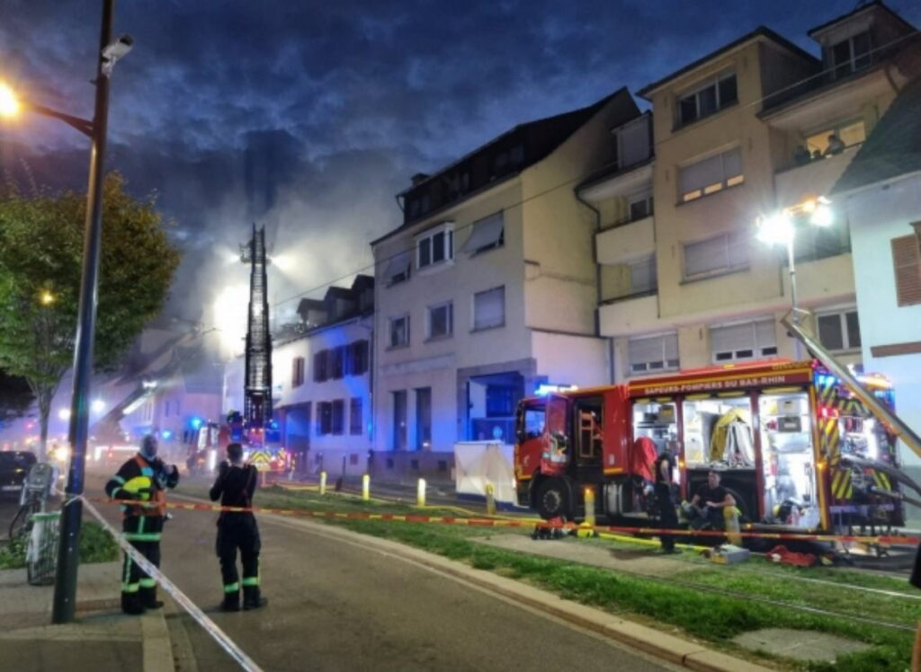 Incendiu uriaș în centrul orașului Strasbourg. Cel puțin o persoană a murit Incendiu uriaș în centrul orașului Strasbourg. Cel puțin o persoană a murit