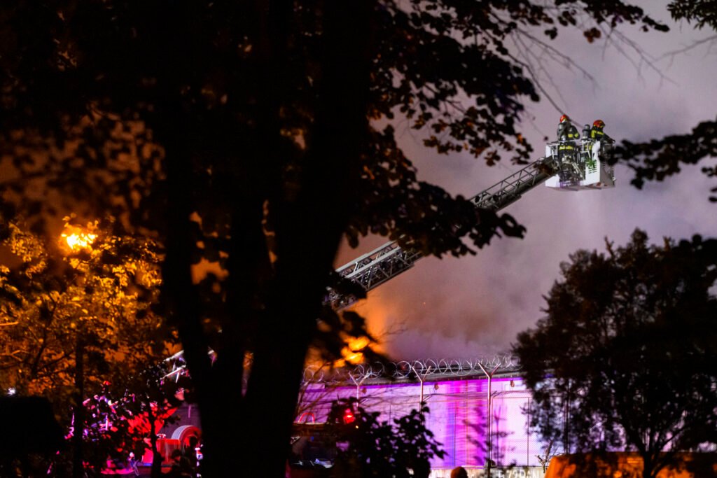 Incendiul din Sectorul 2. 14 autospeciale ale pompierilor se află în continuare la fața locului