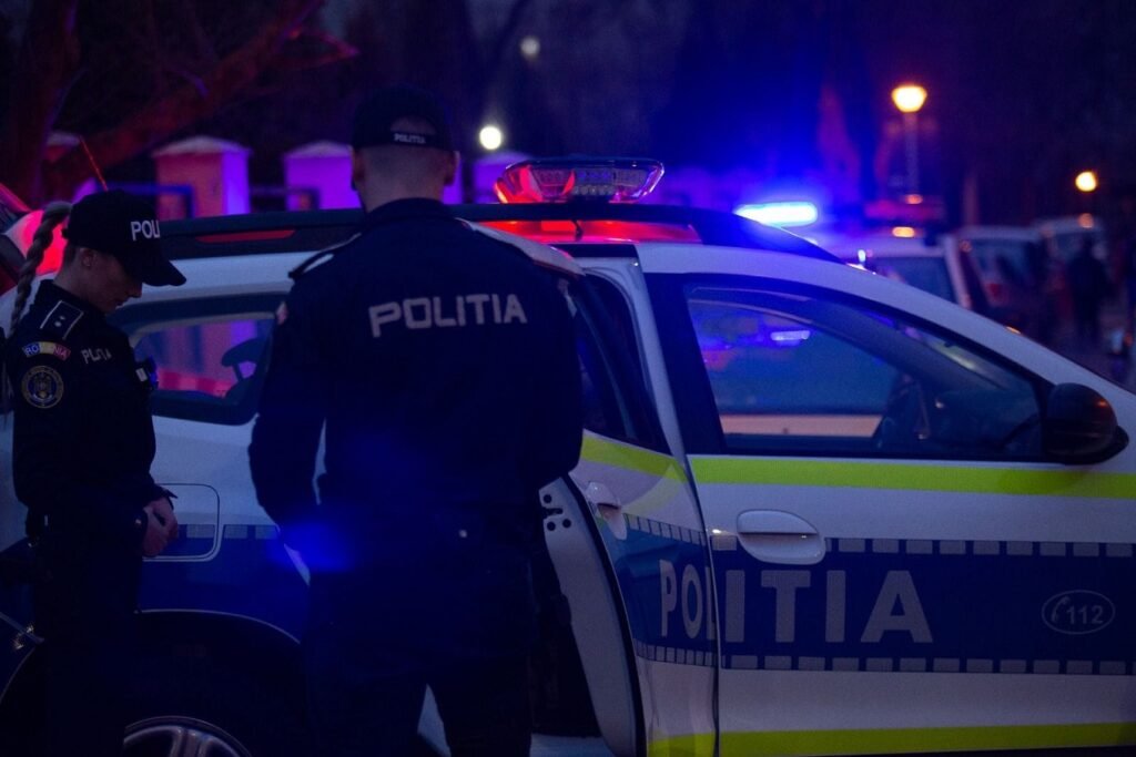 Incident la reședința fraților Tate: Un bărbat a venit cu o armă în mână în fața porții (Video)