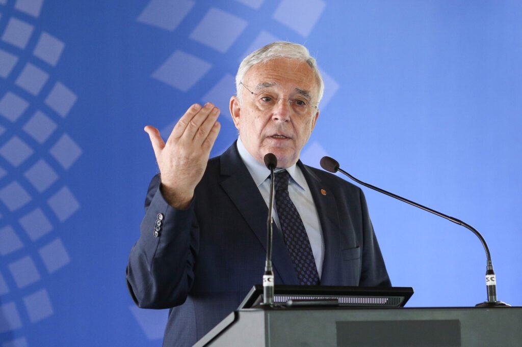 Isărescu avertizează: Dacă nu avem securitate cibernetică, ne termină rușii. Ne blochează plățile în trei zile Isărescu avertizează: Dacă nu avem securitate cibernetică, ne termină rușii. Ne blochează plățile în trei zile