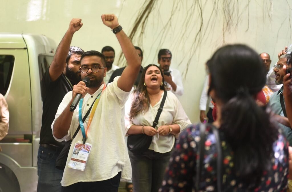 Jurnaliștii riscă amenzi mari, iar redacțiile pot fi închise.