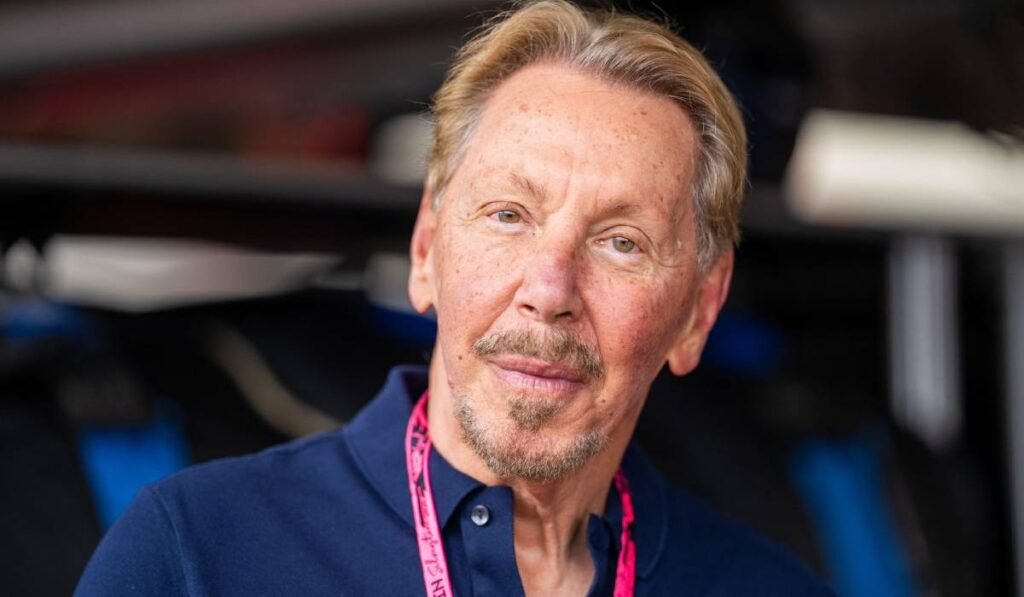 prim-plan cu Larry Ellison, fondatorul Oracle, îmbrăcat într-o cămașă bleumarin și cu o ghirlandă roșie la gât
