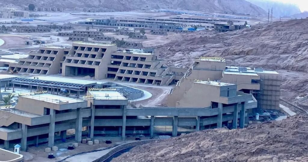 Locul sacru unde Moise ar fi primit Cele Zece Porunci, transformat într-un mega-resort de lux. Au fost mutate morminte pentru a face loc unui parc auto