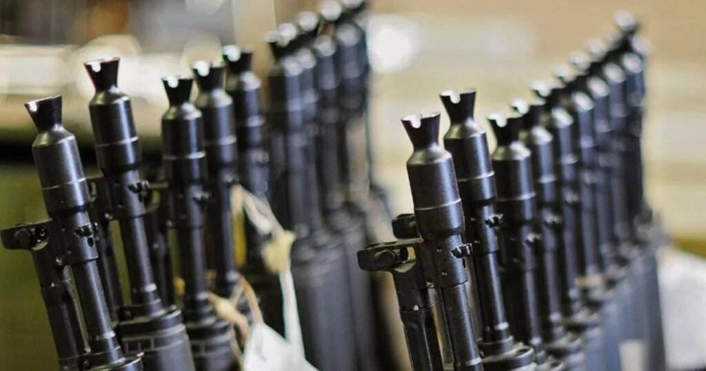 Mafia italiană se aprovizionează cu puști Kalașnikov din Rusia. Armele sunt ascunse în butoaie de petrol, prin intermediul „flotei din umbră”