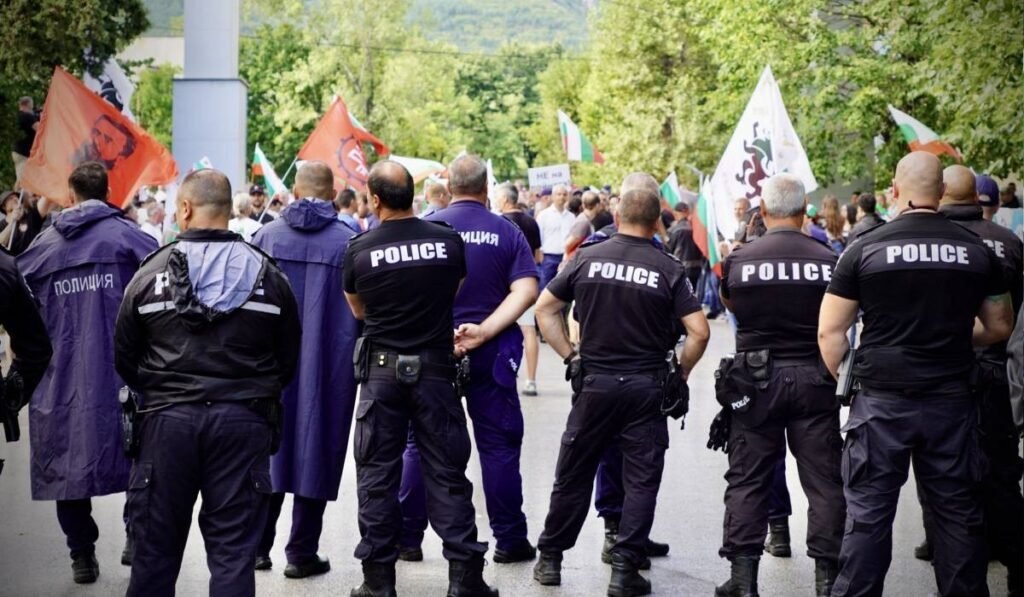 Polițiștii bulgari au făcut un cordon în fața curții firmei de armament din Bulgaria