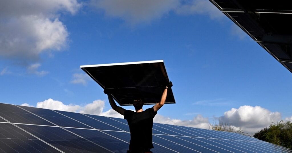 Nu ar trebui să ne mulăm consumul după producție