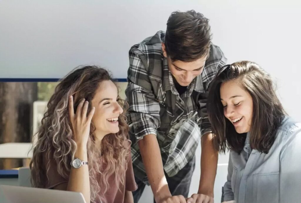 Profesori, asistenți sociali sau funcționari reprezintă principalul profil vocațional al adolescenților din România