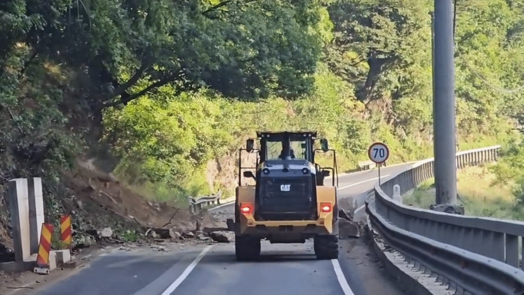 Restricţii de circulaţie pe Valea Oltului, pentru lucrări de siguranţă a versanţilor