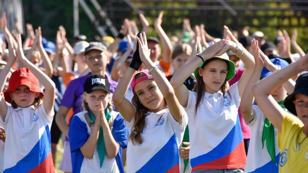 Rusia reînvie metodele abuzive sovietice în Donețk Imagine cu mai mulți copii care au mâinile ridicate și sunt îmbrăcați cu tricouri care au drapelul Rusiei